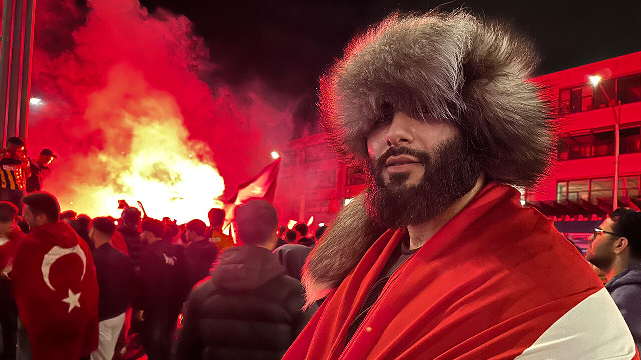 Hollanda polisi de A Millilerin zaferine ortak oldu! Türk taraftarlara üçlü çektirdi - 1. Resim
