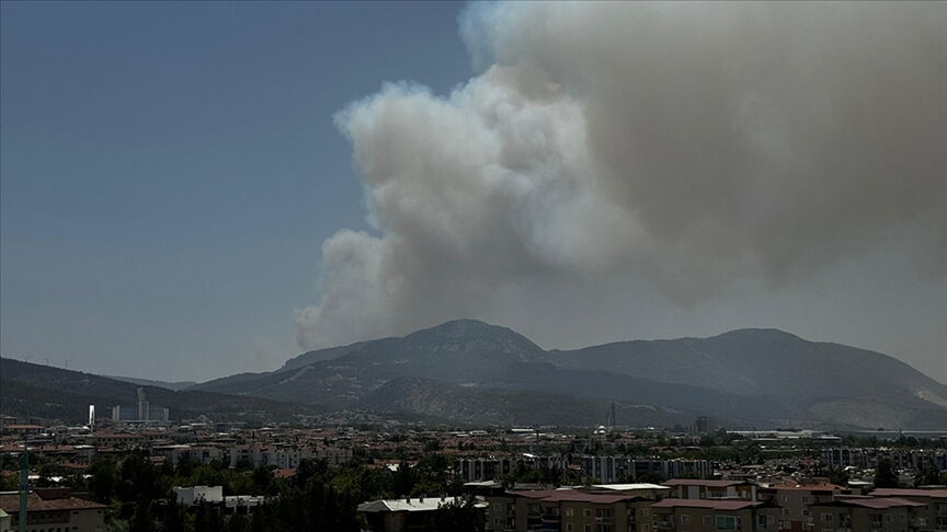 İzmir Bornova Beşyol mahallesinde çıkan yangın sebebiyle Sabuncubeli Tünelleri trafiğe kapatıldı - 1. Resim