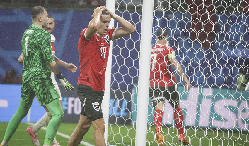 Mert Günok tarihi kurtarışı anlattı! Avusturyalı oyuncular şaşkına döndü Mert Günok tarihi kurtarışı anlattı! Avusturyalı oyuncular şaşkına döndü - 2. Resim