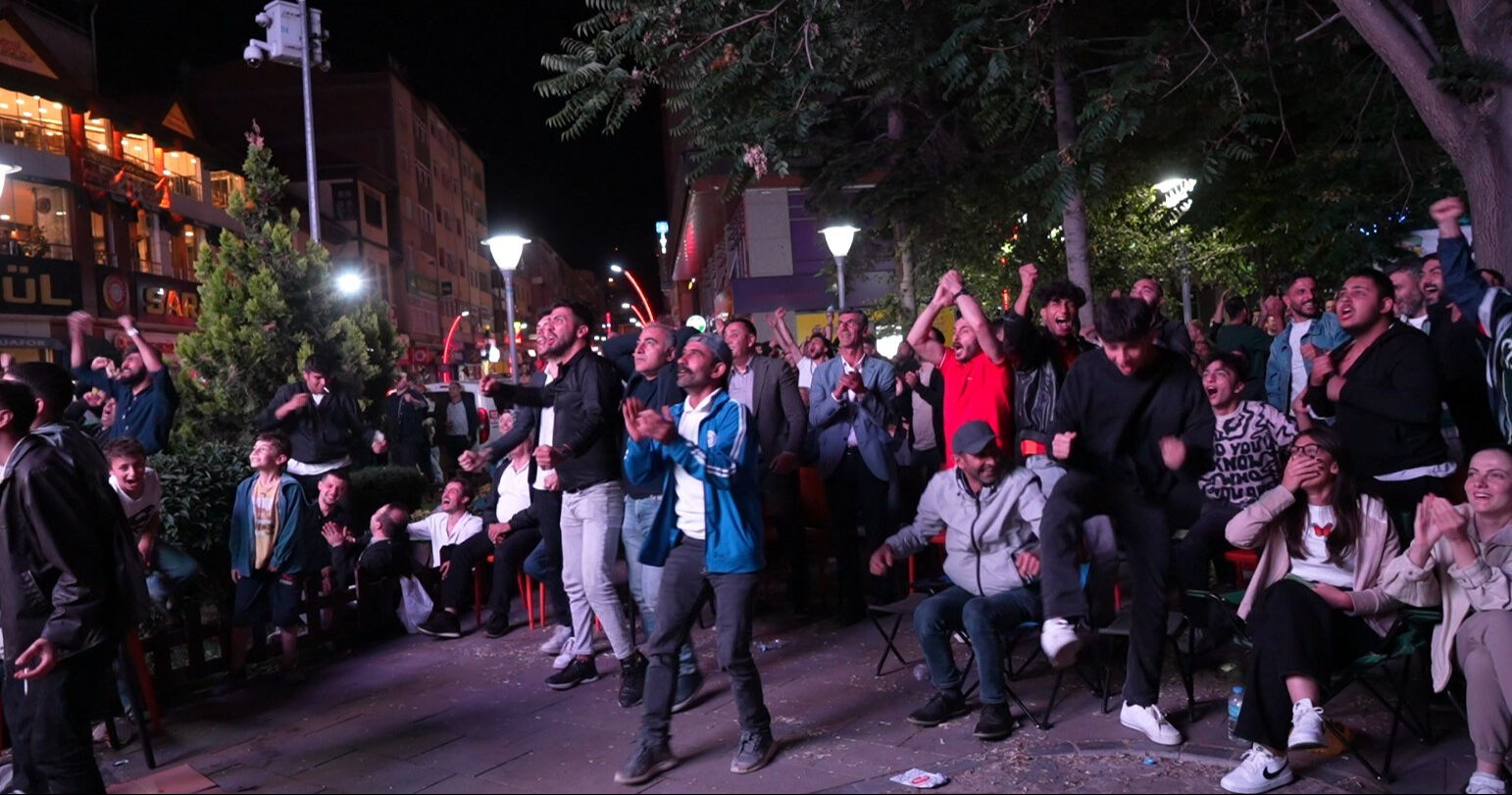 Milliler için milyonlar tek yürek! Tarihi galibiyete Türkiye böyle sevindi - 11. Resim