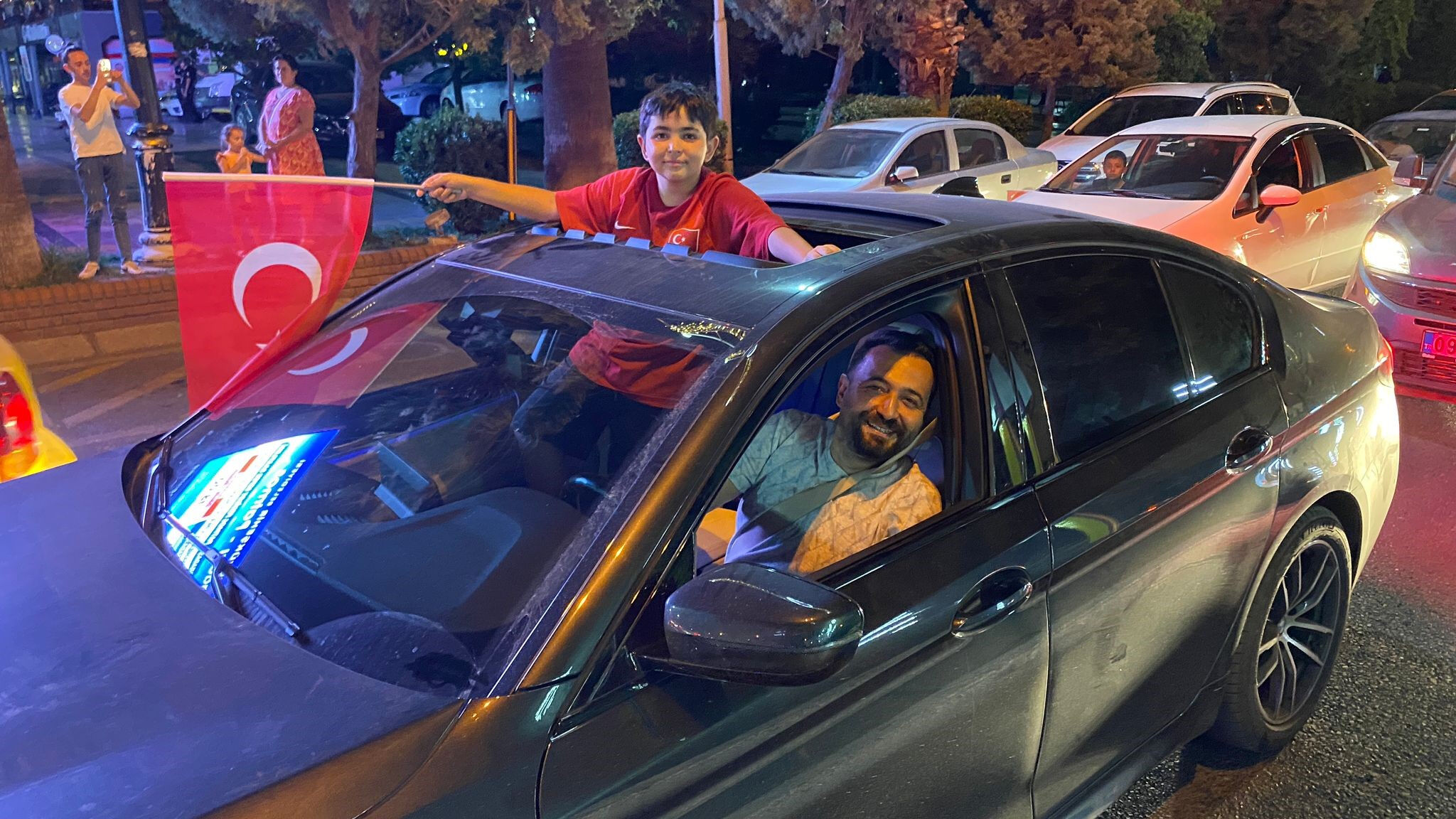 Milliler için milyonlar tek yürek! Tarihi galibiyete Türkiye böyle sevindi - 13. Resim