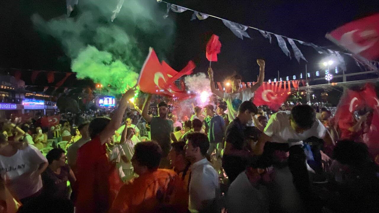 Milliler için milyonlar tek yürek! Tarihi galibiyete Türkiye böyle sevindi - 12. Resim