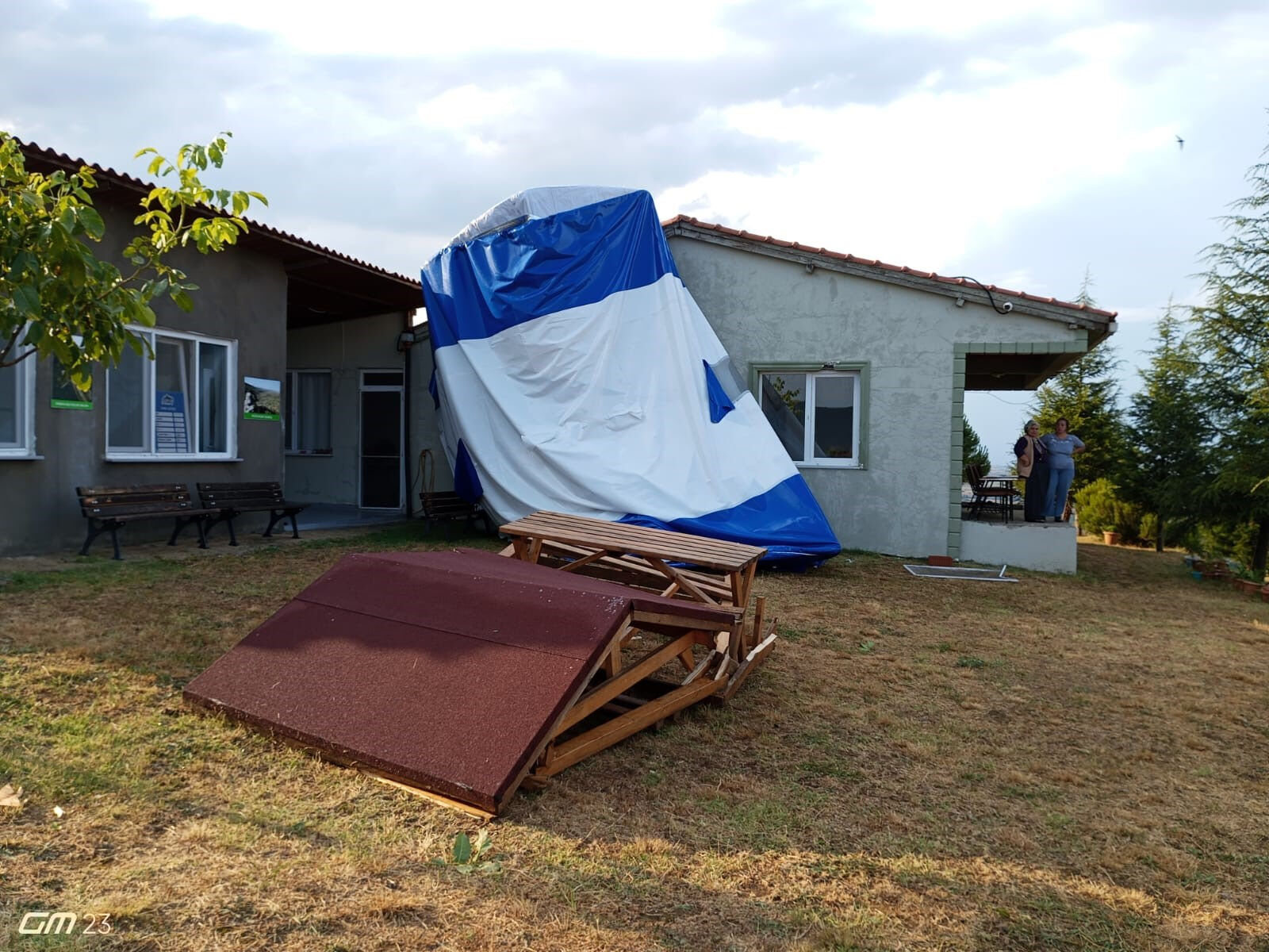Tekirdağ'da hortum kamp alanını yerle bir etti! Vatandaşlar canını zor kurtardı - 1. Resim