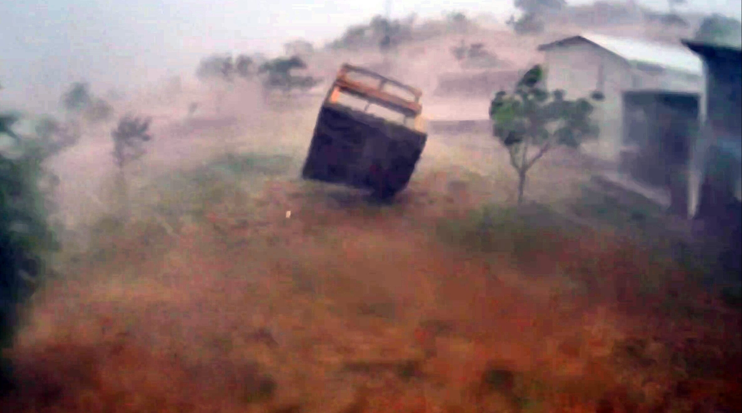Tekirdağ'da hortum kamp alanını yerle bir etti! Vatandaşlar canını zor kurtardı - 2. Resim