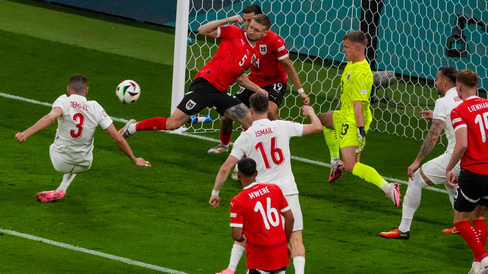 Türkiye - Avusturya maçının adamı Merih Demiral seçildi - 1. Resim