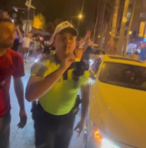 Vatandaşın çeyrek final coşkusuna polis de katıldı! Taraftarı kırmayıp üçlü çektirdi - 1. Resim