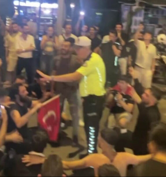 Vatandaşın çeyrek final coşkusuna polis de katıldı! Taraftarı kırmayıp üçlü çektirdi - 3. Resim
