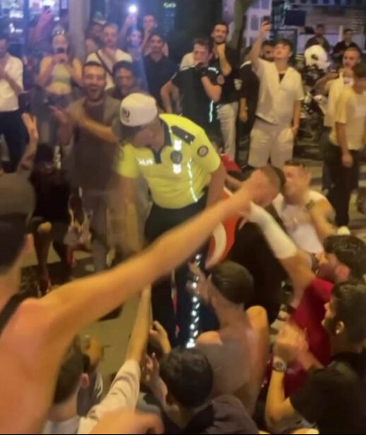 Vatandaşın çeyrek final coşkusuna polis de katıldı! Taraftarı kırmayıp üçlü çektirdi - 2. Resim