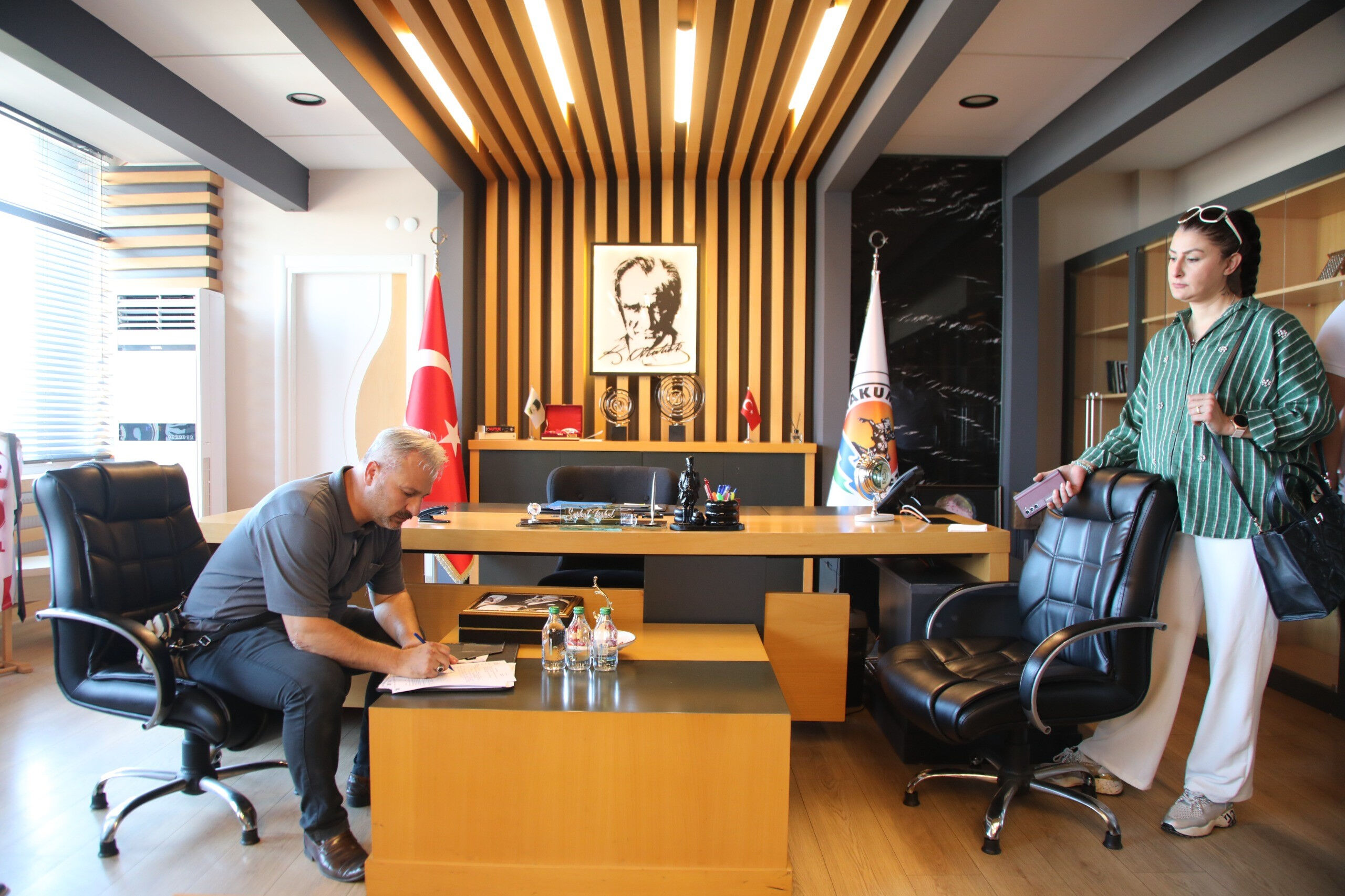 Atakum Belediye Başkanı'nın odası haczedildi! Koltuğunu bile aldılar Atakum Belediye Başkanı'nın odası haczedildi! Koltuğunu bile aldılar - 2. Resim