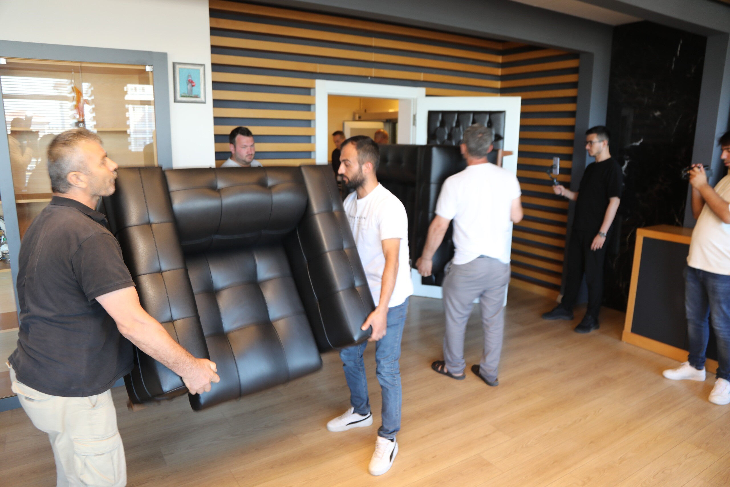 Atakum Belediye Başkanı'nın odası haczedildi! Koltuğunu bile aldılar Atakum Belediye Başkanı'nın odası haczedildi! Koltuğunu bile aldılar - 3. Resim