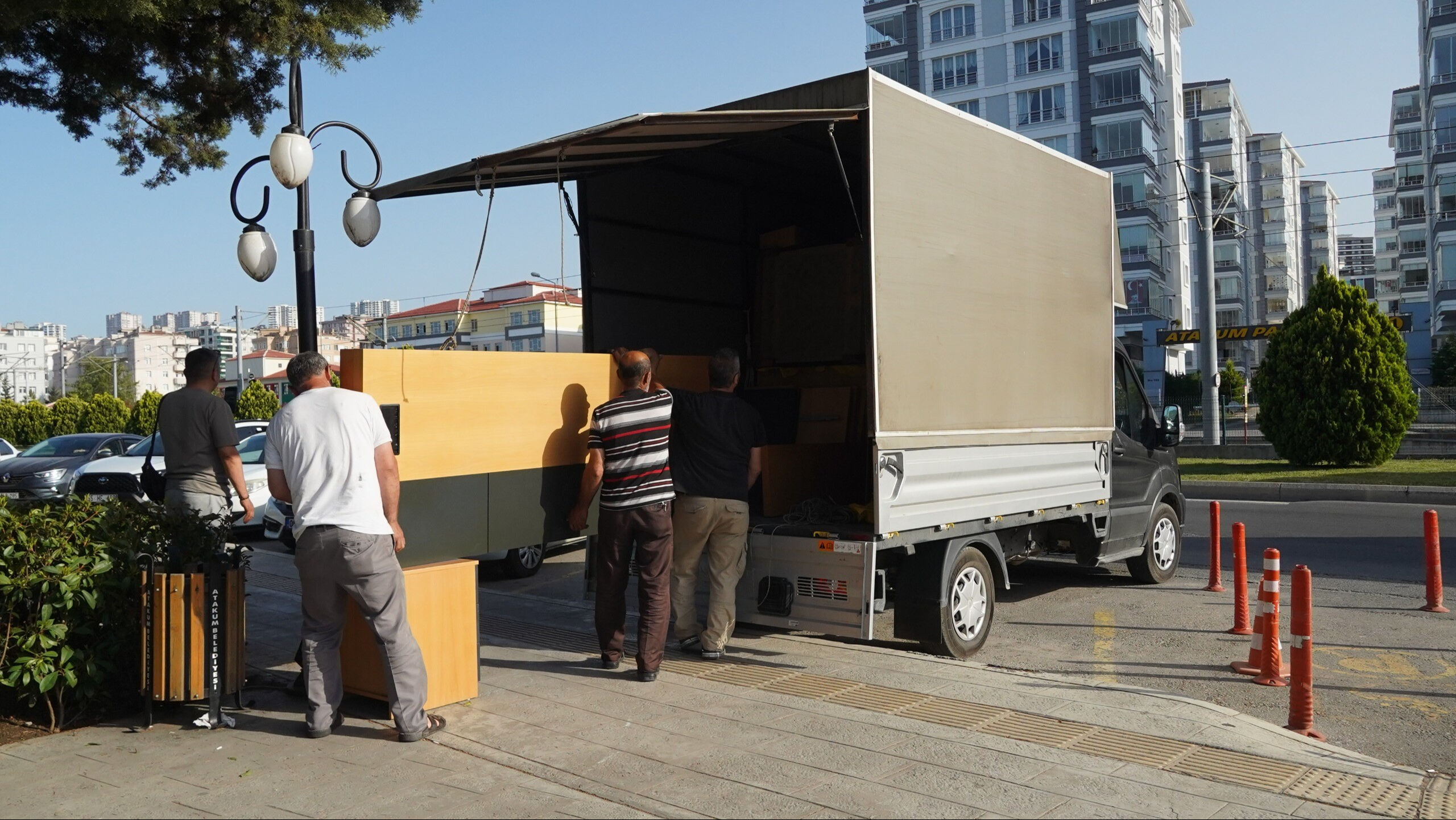 Atakum Belediye Başkanı'nın odası haczedildi! Koltuğunu bile aldılar Atakum Belediye Başkanı'nın odası haczedildi! Koltuğunu bile aldılar - 1. Resim