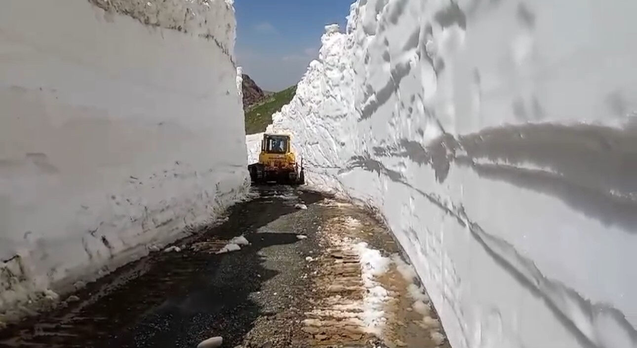 Burası Kutuplar değil Türkiye! Temmuz ayında 8 metrelik kar - 1. Resim