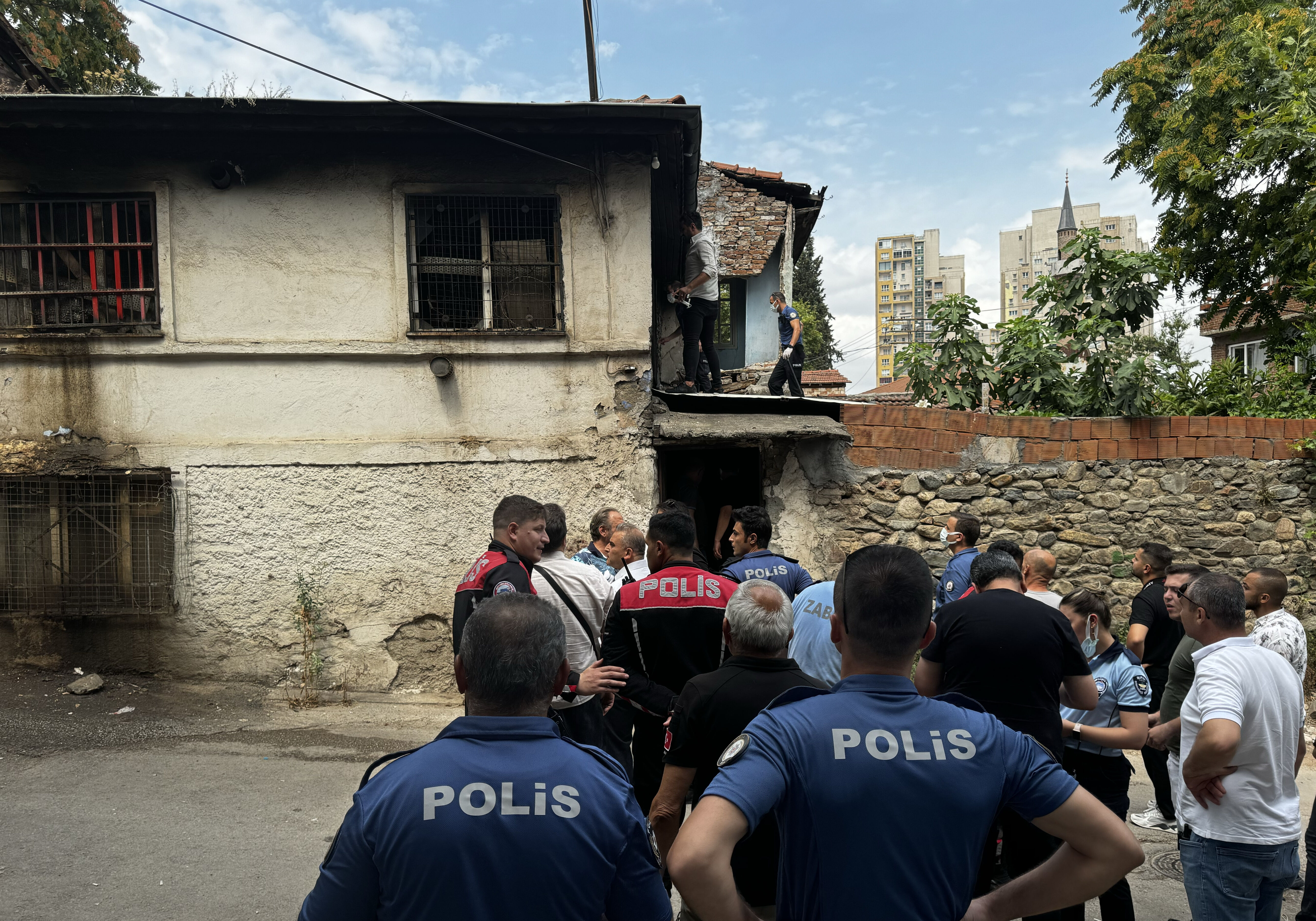 Bursa'da çöp ev dehşeti! Yaşlı adam polisi bıçakladı - 2. Resim