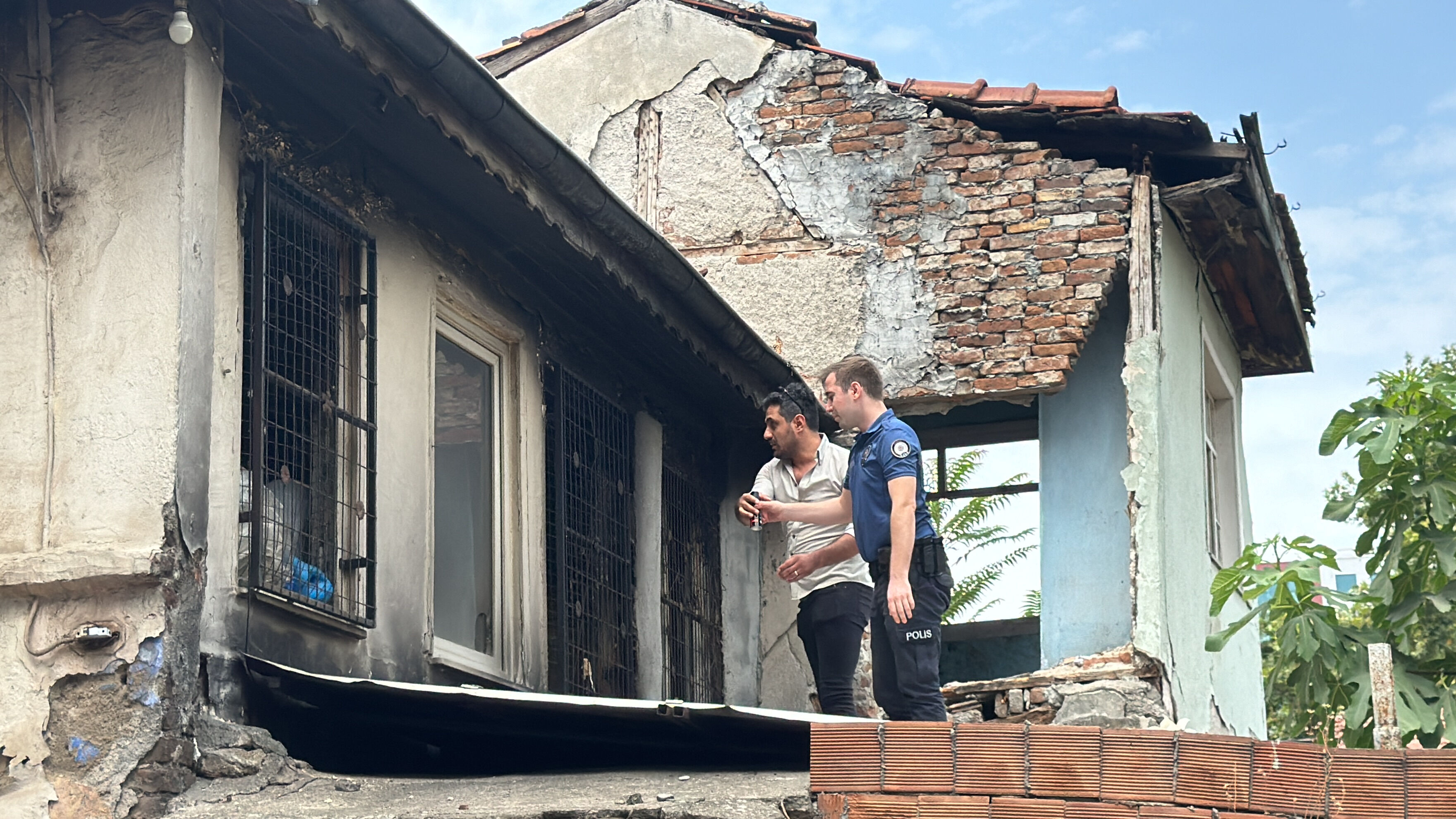 Bursa'da çöp ev dehşeti! Yaşlı adam polisi bıçakladı - 1. Resim