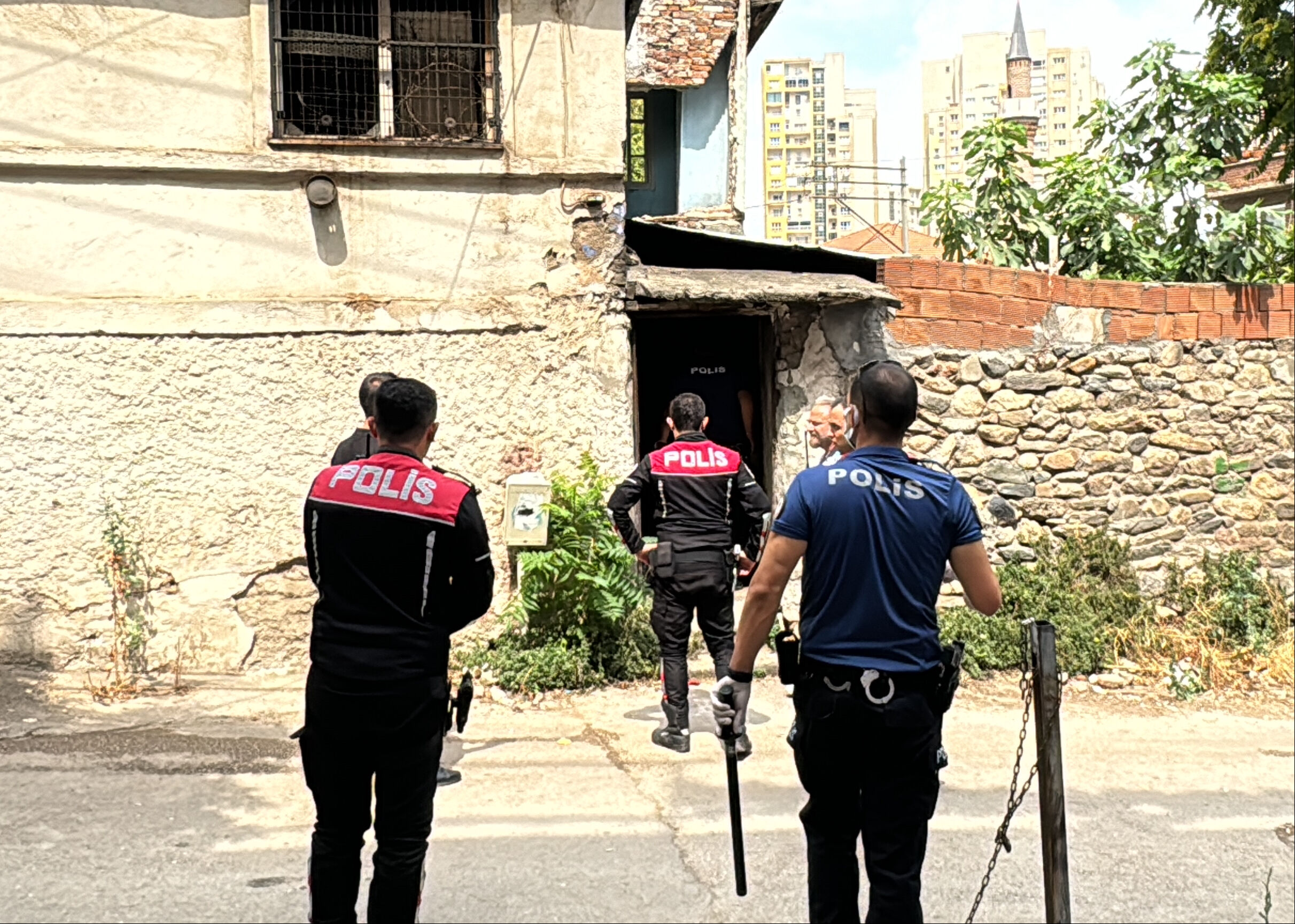 Bursa'da çöp ev dehşeti! Yaşlı adam polisi bıçakladı - 3. Resim