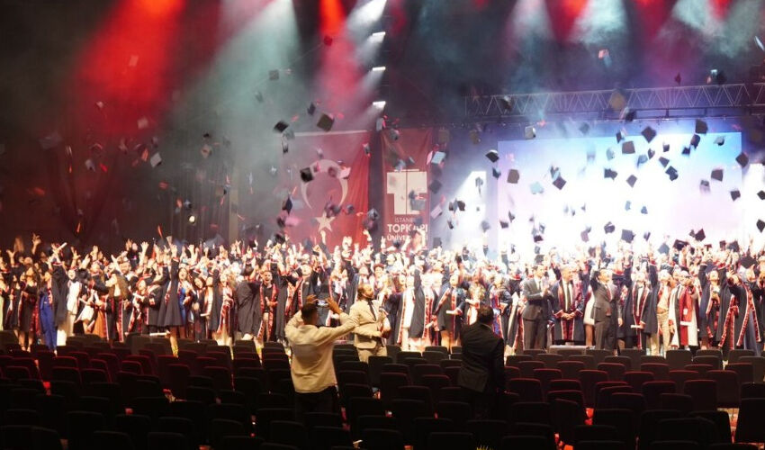 Cumhuriyetimizin yeni yüzyılında ilk mezunlar diplomalarına kavuştu - 1. Resim