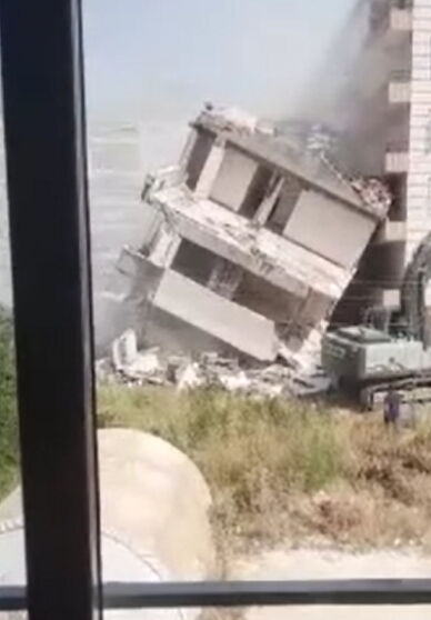 Hatay'da ağır hasarlı binanın yıkımında facianın eşiğinden dönüldü Hatay'da ağır hasarlı binanın yıkımında facianın eşiğinden dönüldü - 2. Resim