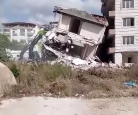 Hatay'da ağır hasarlı binanın yıkımında facianın eşiğinden dönüldü Hatay'da ağır hasarlı binanın yıkımında facianın eşiğinden dönüldü - 1. Resim