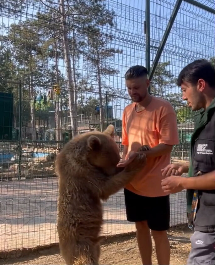 İdris Nebi Taşkan ayı beslediği anları paylaştı - 1. Resim