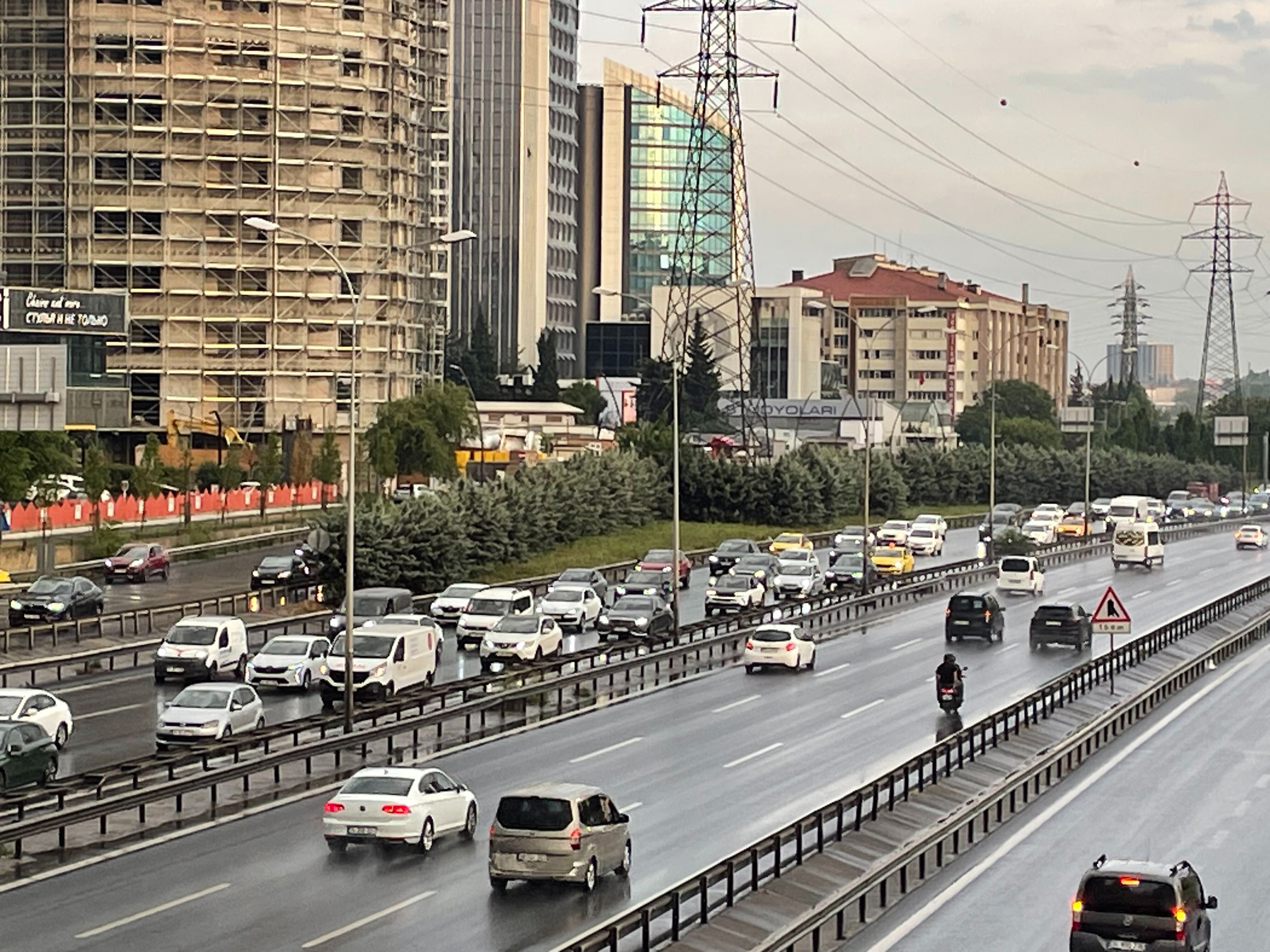 İstanbul'da sağanak trafiği felç etti! İş çıkışı vatandaşlar zor anlar yaşadı - 1. Resim