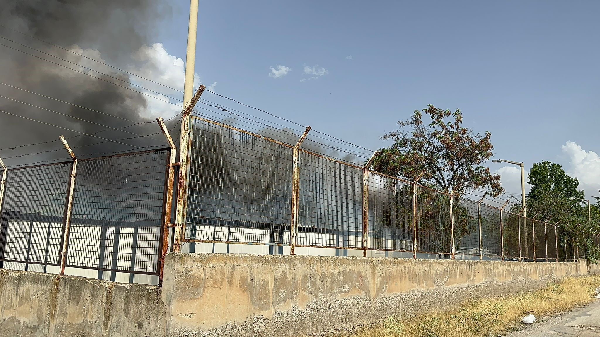 Malatya'da korkutan yangın! Gökyüzünü siyah dumanlar kapladı, herkes seferber oldu - 2. Resim