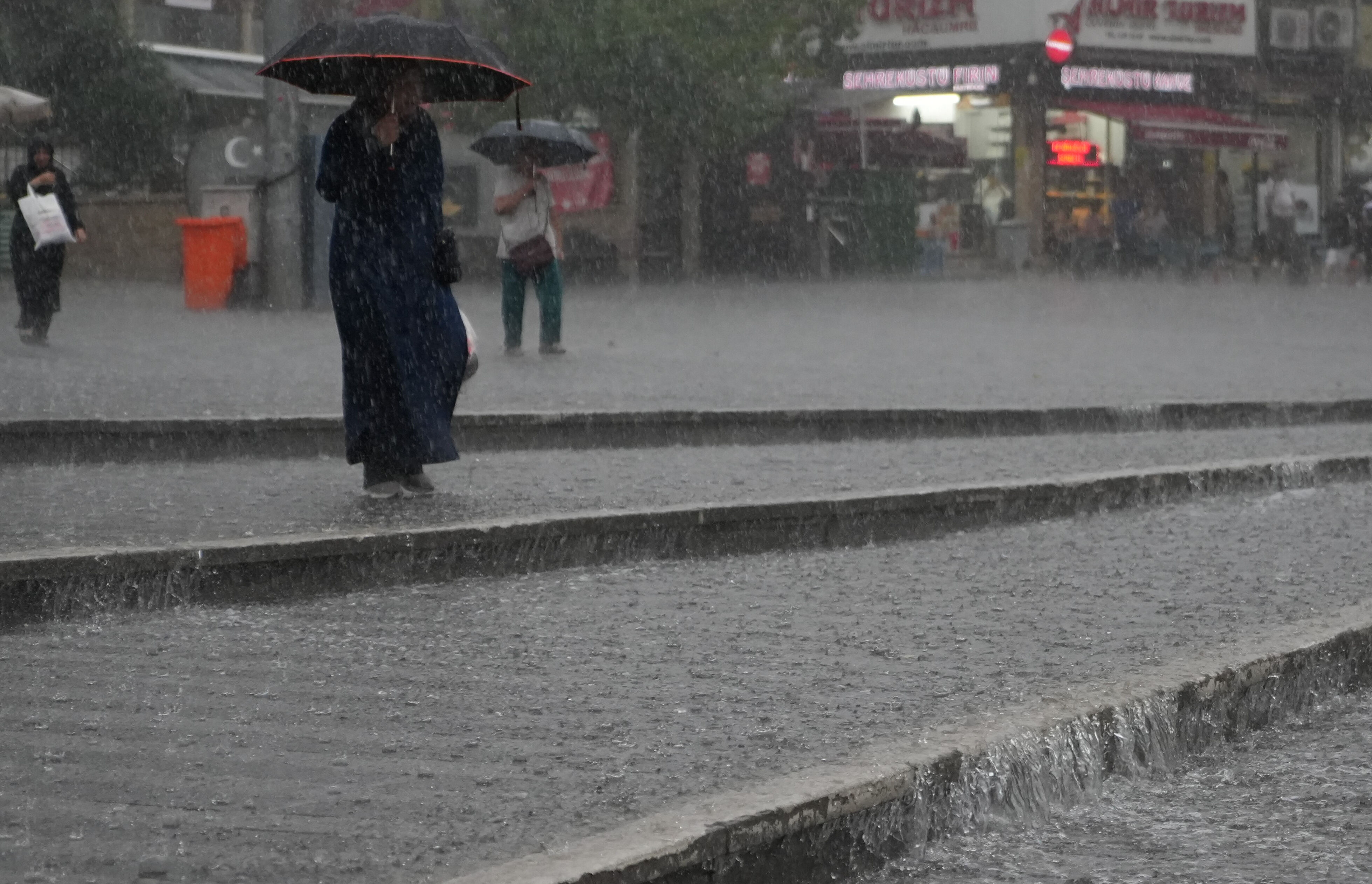 Sağanak göz açtırmıyor! Metroyu su bastı, seferler durduruldu - 1. Resim