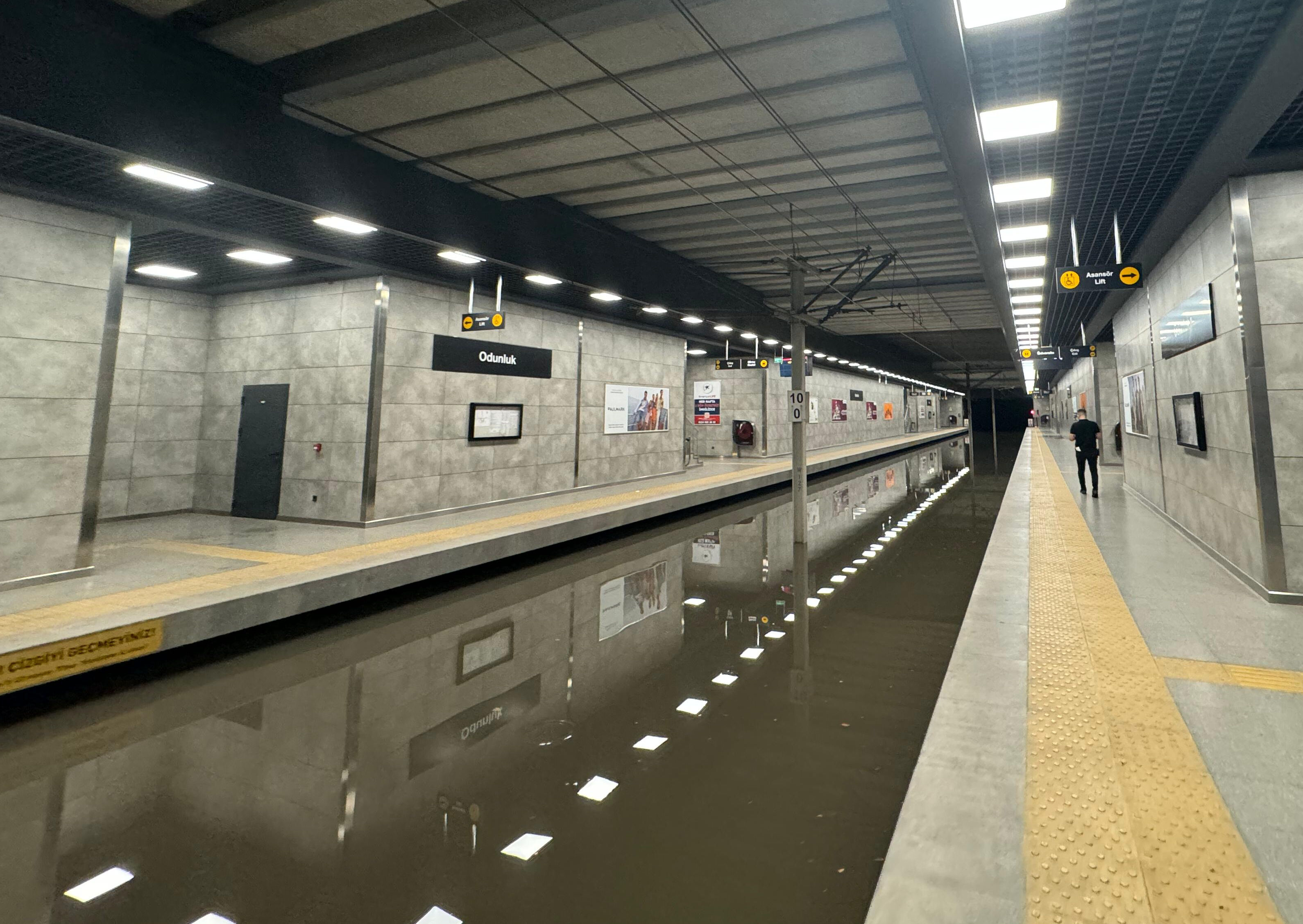 Sağanak göz açtırmıyor! Metroyu su bastı, seferler durduruldu - 3. Resim
