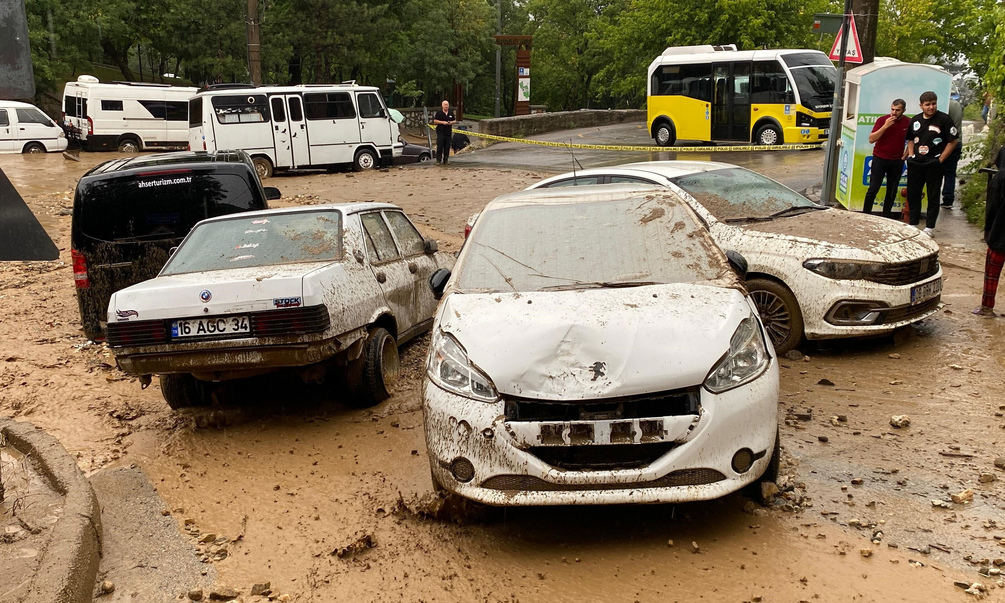 Sağanak göz açtırmıyor! Metroyu su bastı, seferler durduruldu - 4. Resim
