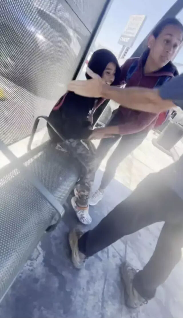 Skandal görüntüler! Arabasına dokundu diye otizmli çocuğu darbetti - 1. Resim