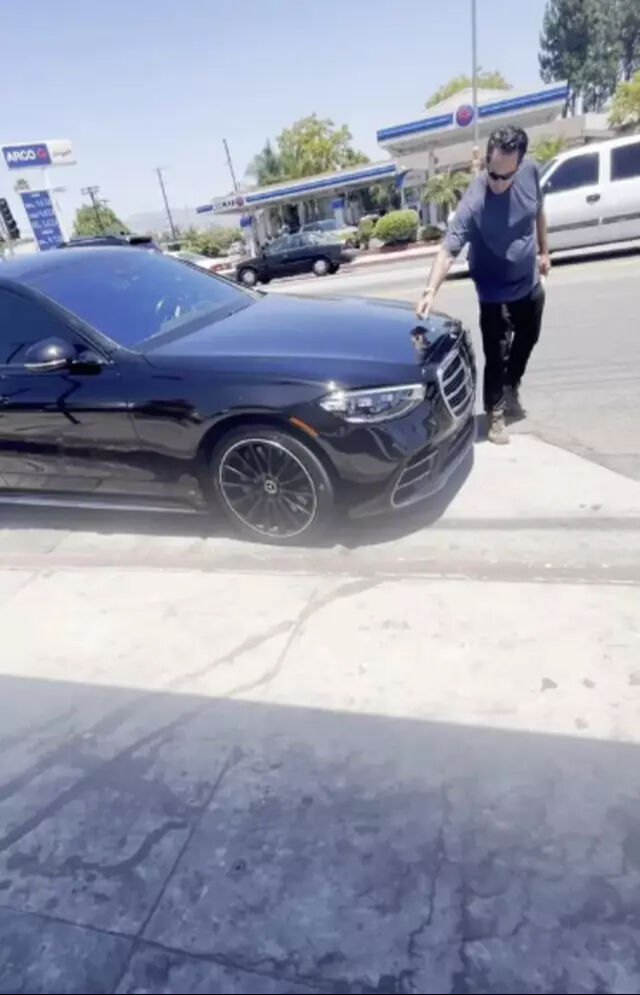 Skandal görüntüler! Arabasına dokundu diye otizmli çocuğu darbetti - 2. Resim