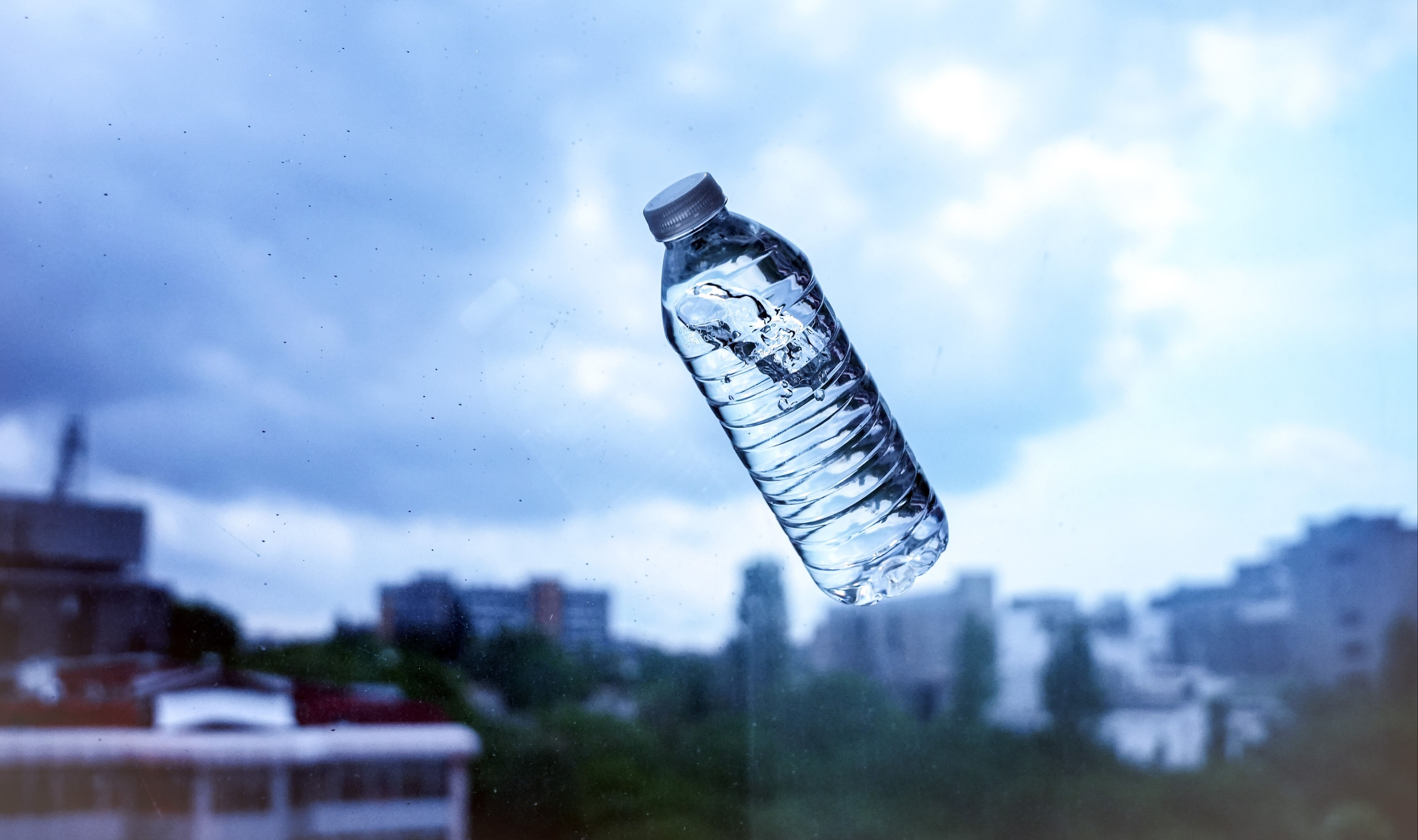 Son iki ayda yüzde 100'lük artış! İstanbul'da pet şişe suyun fiyatı 10 lirayı buldu Son iki ayda yüzde 100'lük artış! İstanbul'da pet şişe suyun fiyatı 10 lirayı buldu - 1. Resim