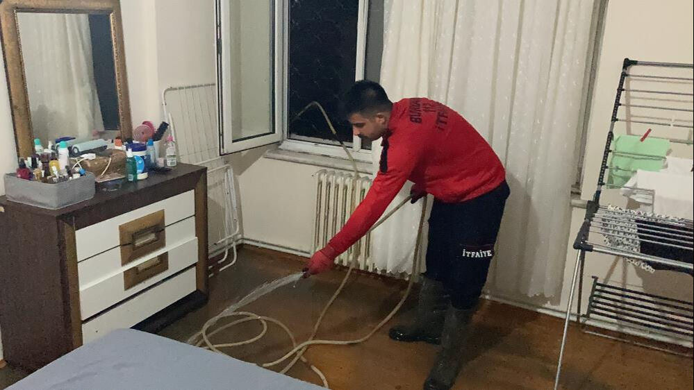 Burdur'u sağanak vurdu! Yollar göl oldu, evleri su bastı - 3. Resim
