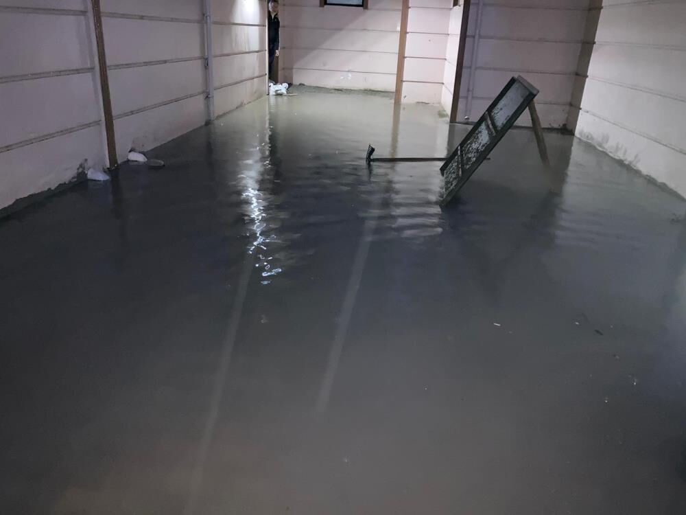 Burdur'u sağanak vurdu! Yollar göl oldu, evleri su bastı - 1. Resim