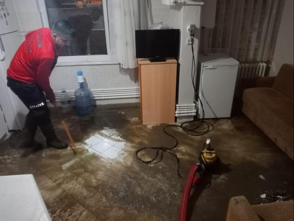 Burdur'u sağanak vurdu! Yollar göl oldu, evleri su bastı - 2. Resim