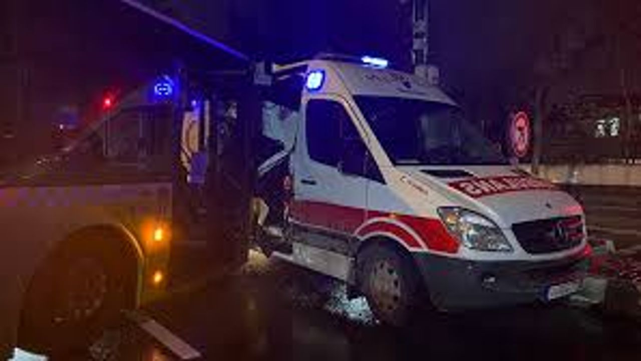 Esenyurt E5'te ambulans ile İETT şoförünün tartışması kazayla bitti - Gündem