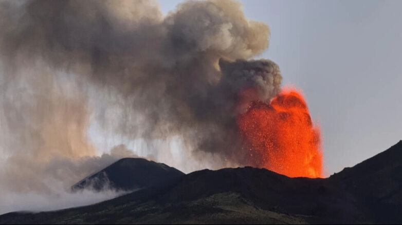 Etna ve Stromboli yanardağları nedeniyle yüksek alarm! İtalya'da sokakları kül kapladı, uçuşlar askıya alındı - 1. Resim