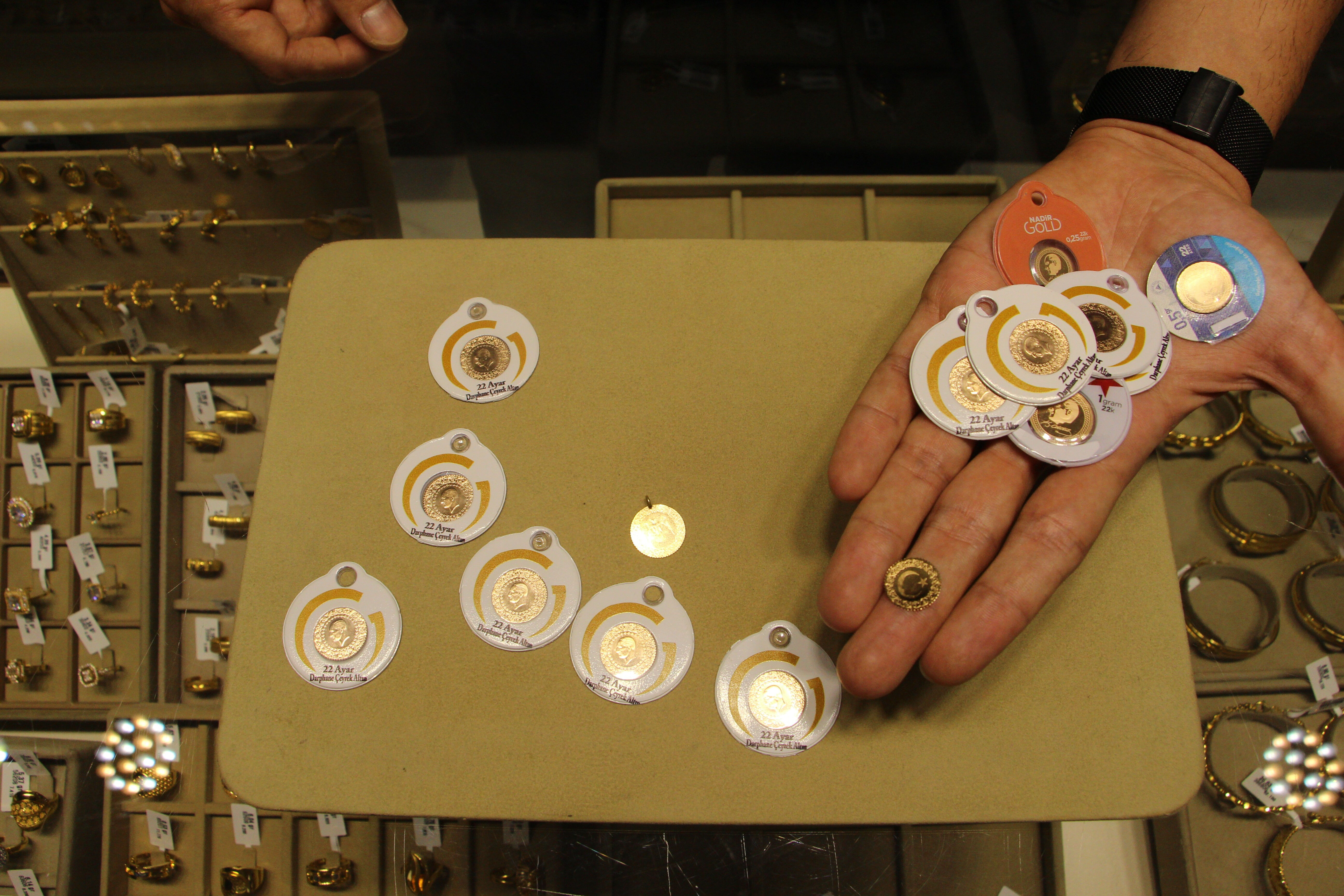 Kuyumculara girenler artık ilk onu soruyor! 600 liraya tırnaktan küçük altın - 2. Resim