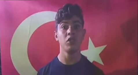 Suriye'de Türk bayrağına saldırarak provokatif eylemde bulunan kişiler yakalandı Suriye'de Türk bayrağına saldırarak provokatif eylemde bulunan kişiler yakalandı - 1. Resim