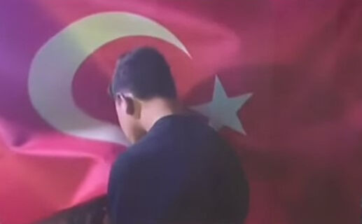 Suriye'de Türk bayrağına saldırarak provokatif eylemde bulunan kişiler yakalandı Suriye'de Türk bayrağına saldırarak provokatif eylemde bulunan kişiler yakalandı - 2. Resim