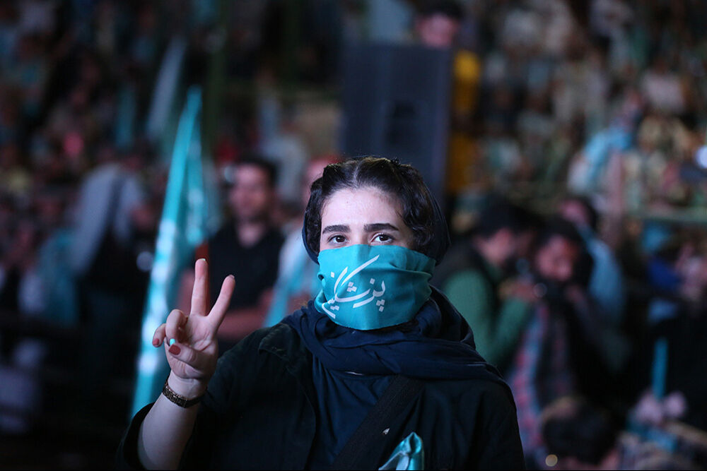 T&uuml;rk aday farkı a&ccedil;tı! İran bug&uuml;n sandık başında - 1. Resim