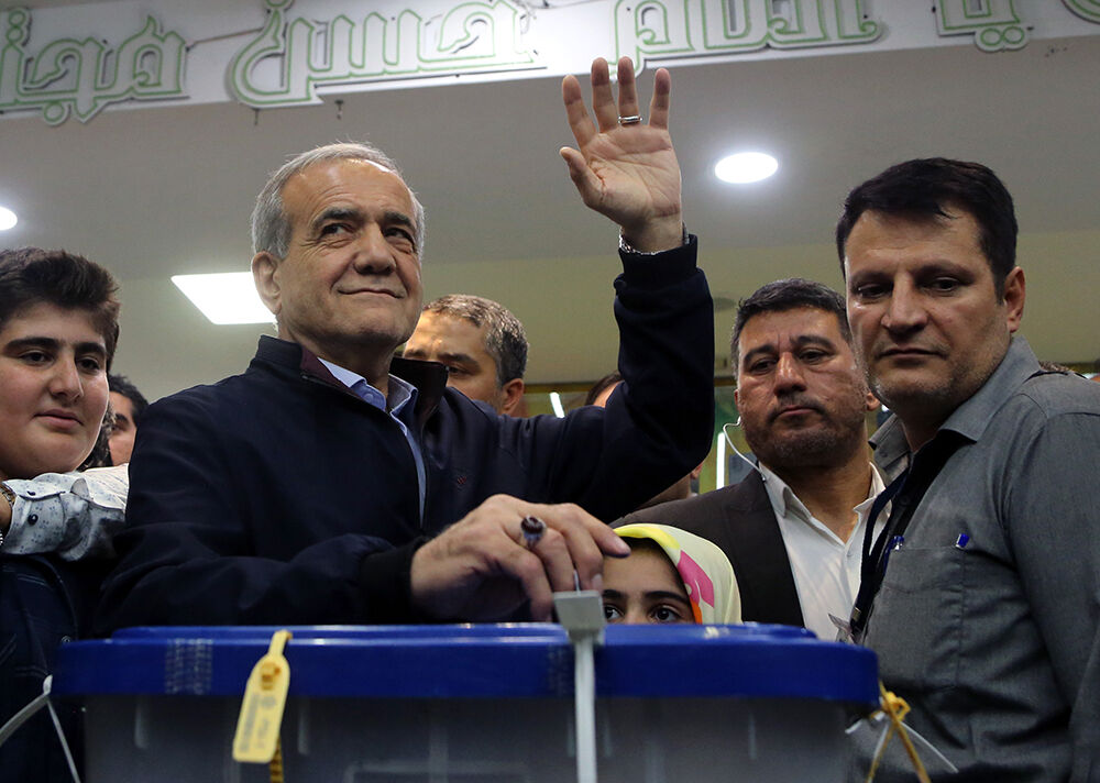 T&uuml;rk aday farkı a&ccedil;tı! İran bug&uuml;n sandık başında - 2. Resim