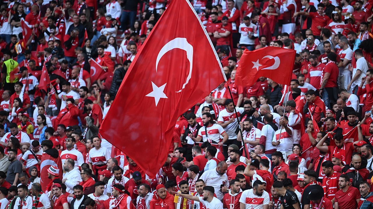 Türk taraftarların Berlin'e akını uçak bilet fiyatlarını uçurdu - Spor