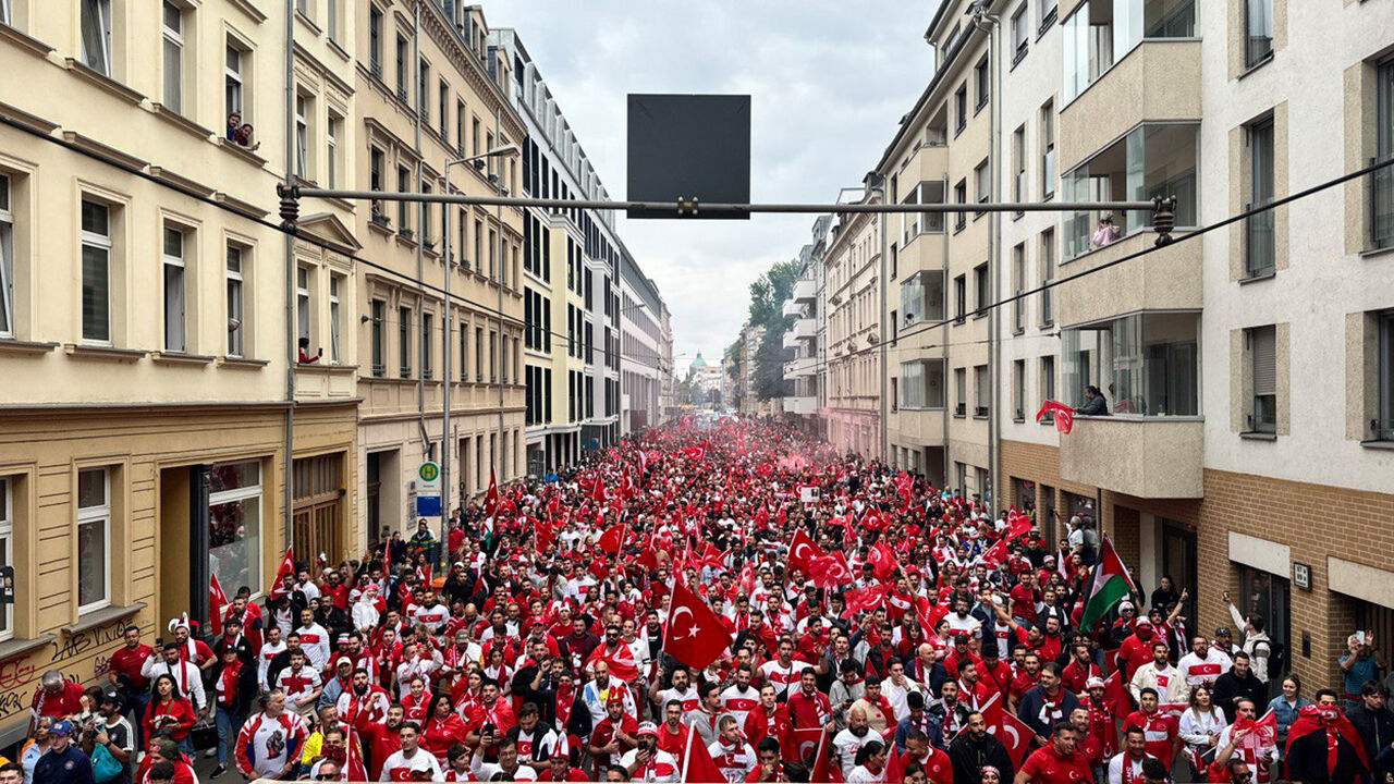 Türk taraftarların Berlin'e akını uçak bilet fiyatlarını uçurdu - 2. Resim