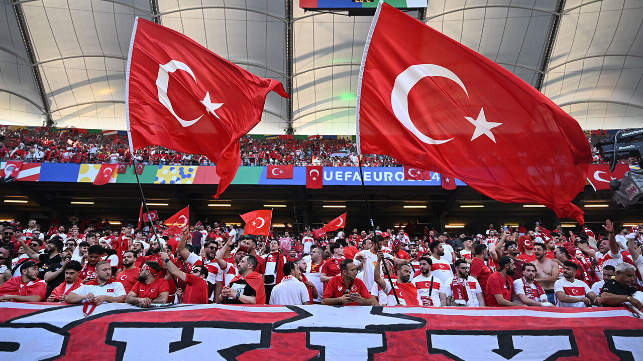 Türk taraftarların Berlin'e akını uçak bilet fiyatlarını uçurdu - 1. Resim