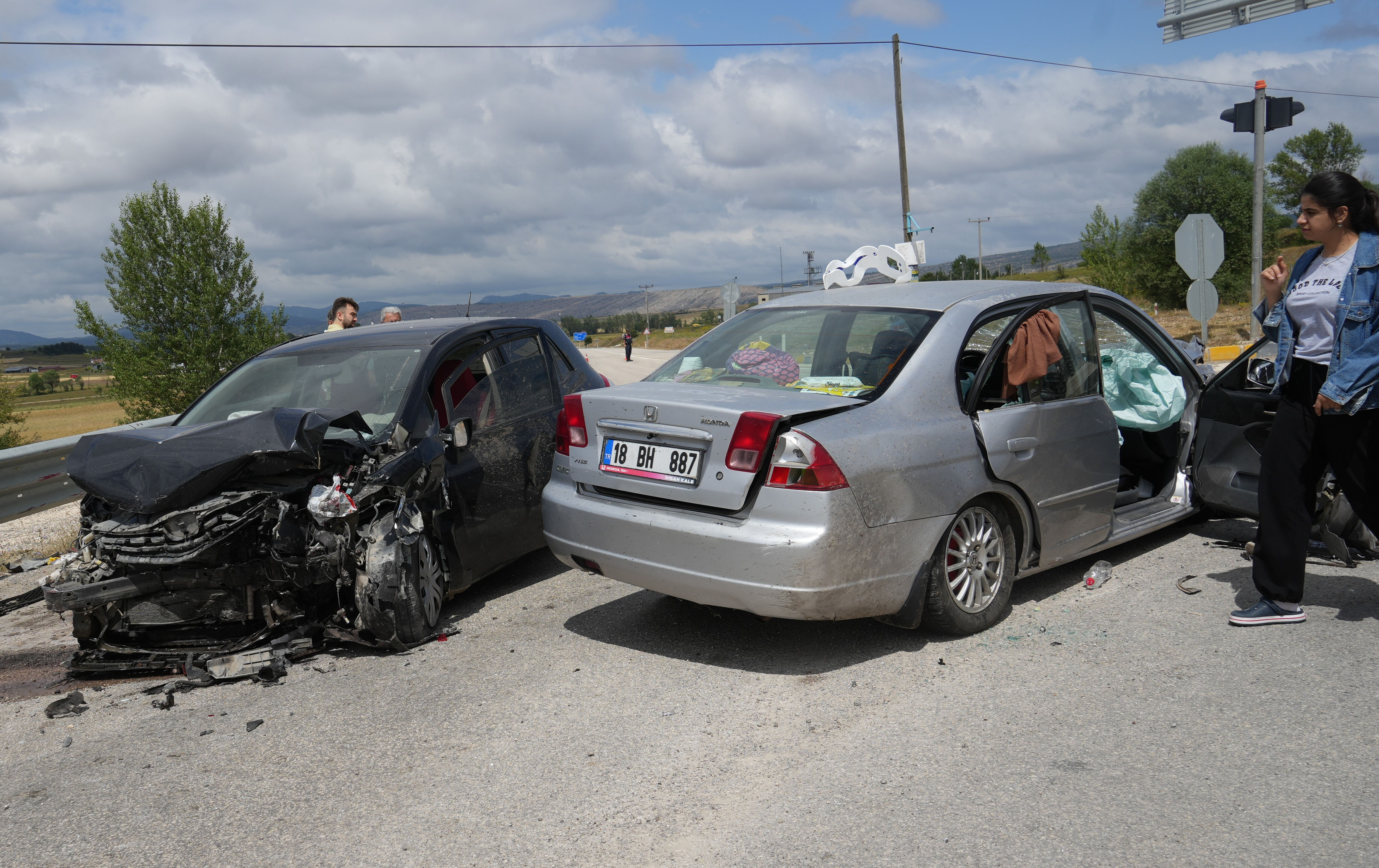 3 araç birbirine girdi, ortalık savaş alanına döndü: 12 yaralı - 1. Resim