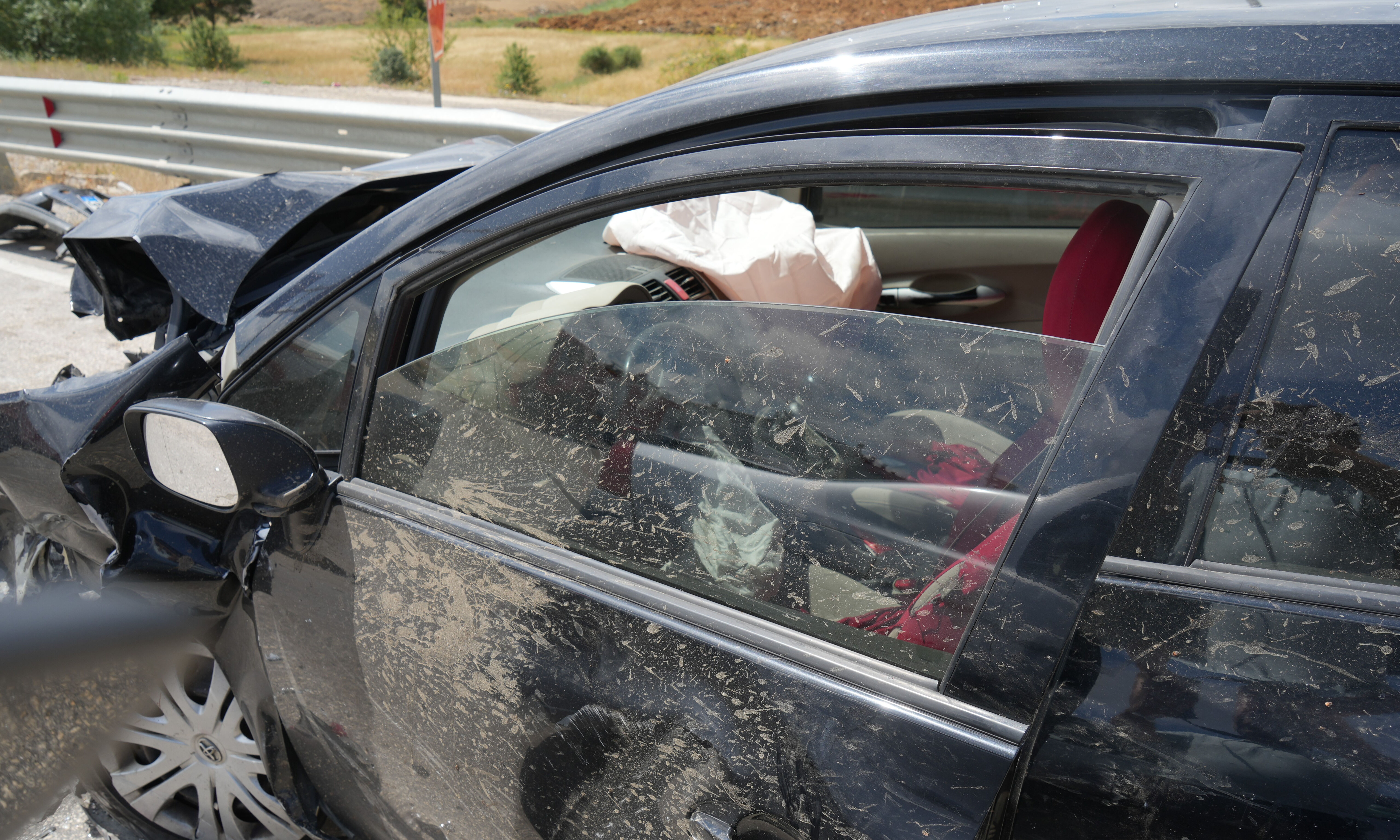 3 araç birbirine girdi, ortalık savaş alanına döndü: 12 yaralı - 2. Resim