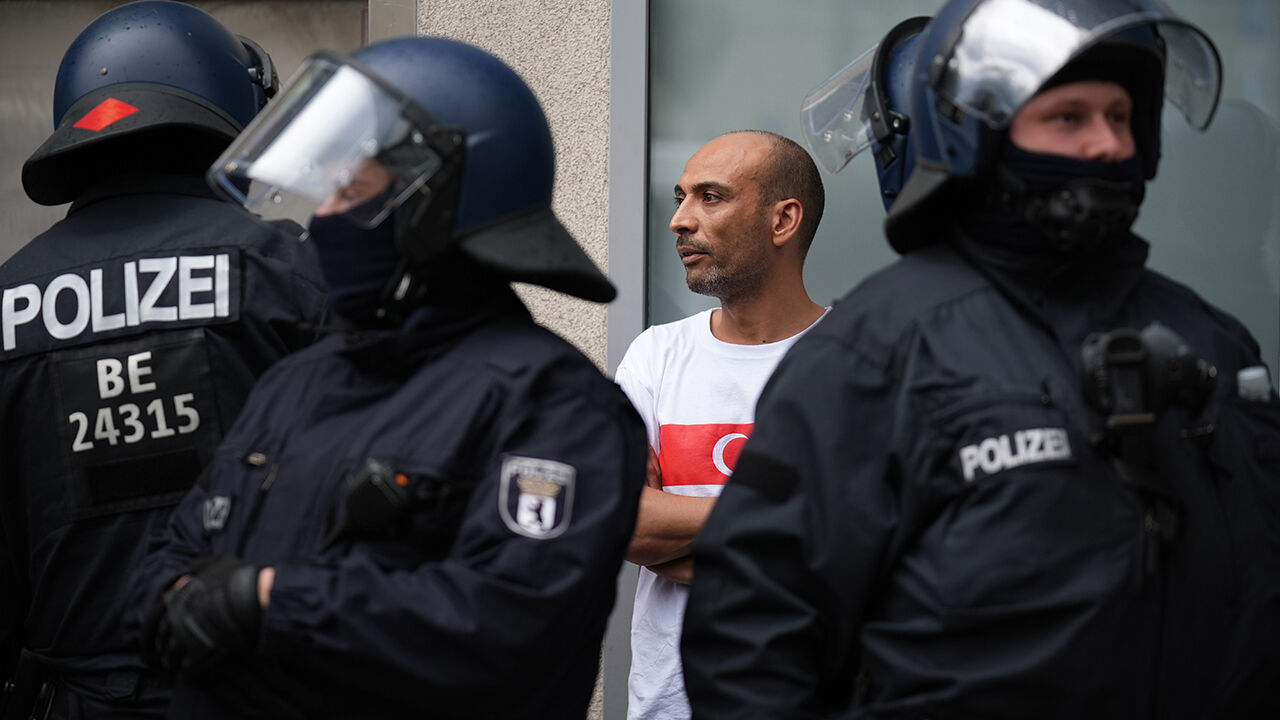 Alman polisinden Türk kadın ve çocuklara sert müdahale! Bazı taraftarlar gözaltına alındı - 1. Resim