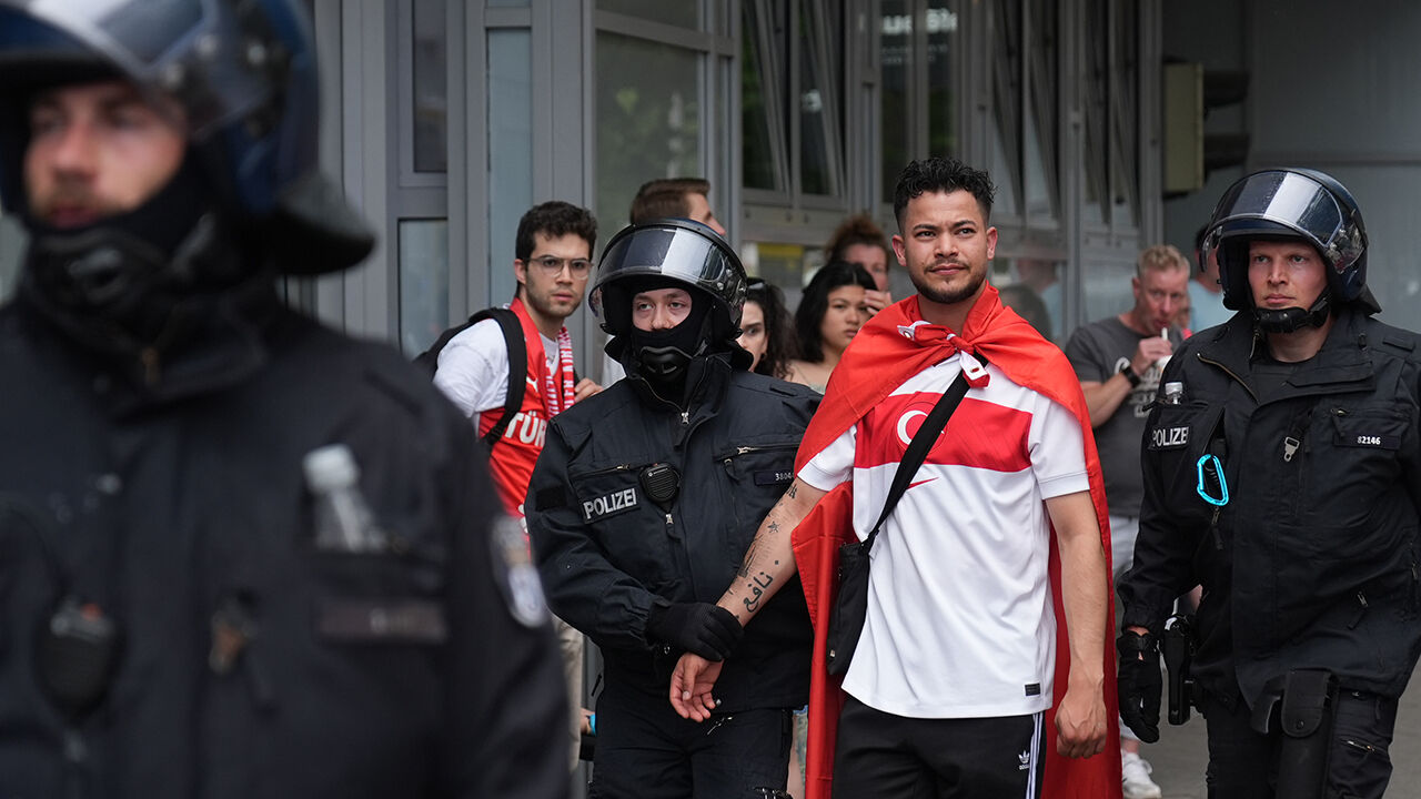 Alman polisinden Türk kadın ve çocuklara sert müdahale! Bazı taraftarlar gözaltına alındı - 2. Resim