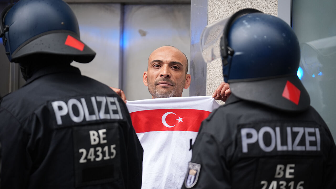 Alman polisinden Türk kadın ve çocuklara sert müdahale! Bazı taraftarlar gözaltına alındı - 4. Resim