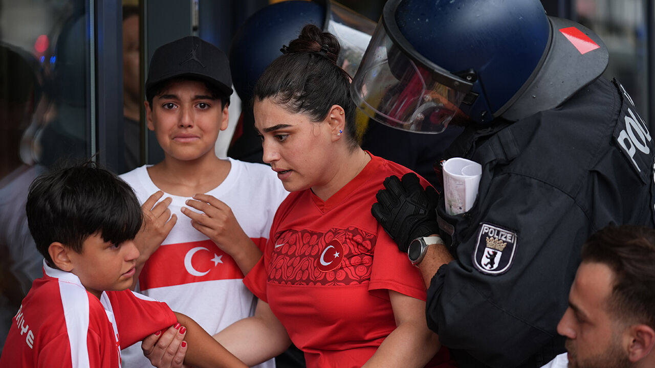 Alman polisinden Türk kadın ve çocuklara sert müdahale! Bazı taraftarlar gözaltına alındı - 3. Resim